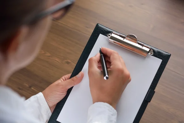 Escritura a mano femenina en cuaderno con pluma — Foto de Stock