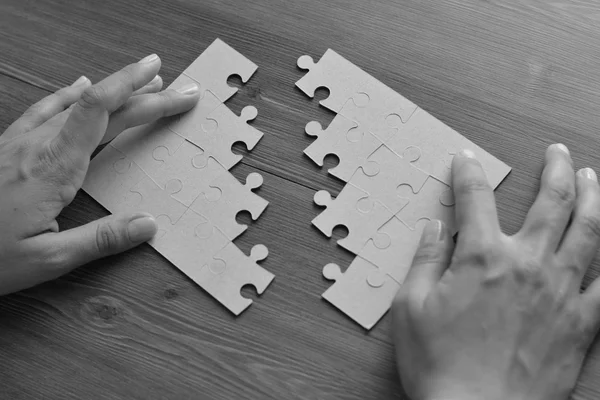 Image de femme d'affaires reliant des éléments de puzzle blanc — Photo