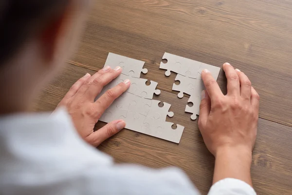 Image de femme d'affaires reliant des éléments de puzzle blanc — Photo