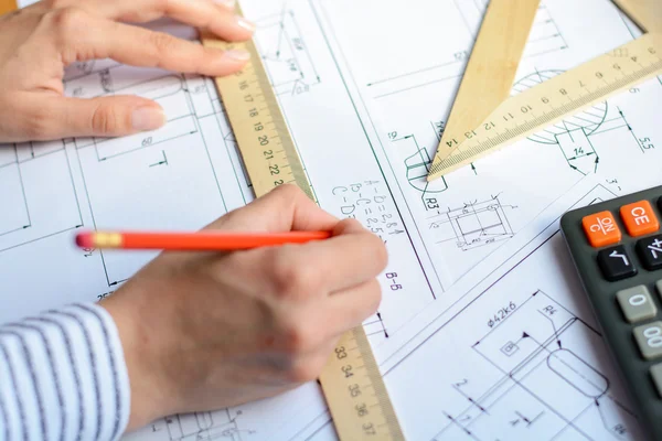 Maschinenbauingenieur bei der Arbeit. technische Zeichnungen. Papier mit technischen Zeichnungen und Diagrammen. — Stockfoto