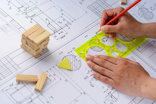 Maschinenbauingenieur bei der Arbeit. technische Zeichnungen. Papier mit technischen Zeichnungen und Diagrammen. — Stockfoto