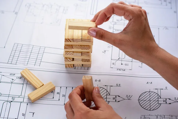 Ingeniero mecánico trabajando. Dibujos técnicos. Papel con dibujos y diagramas técnicos . —  Fotos de Stock