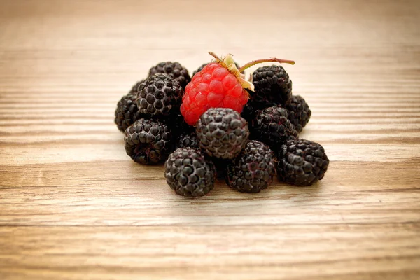 Blackberries on an wooden table — Stock Photo, Image