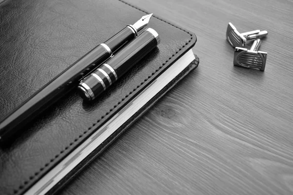 Business accessoires op bureaublad: notebook, dagboek, Vulpen, manchetknopen — Stockfoto