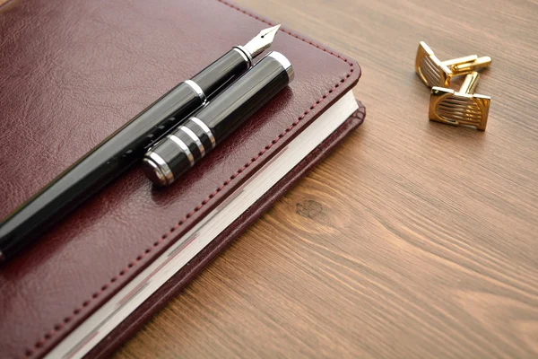 Obchodní příslušenství na ploše: zápisník, diář, plnicí pero, manžetové knoflíčky — Stock fotografie