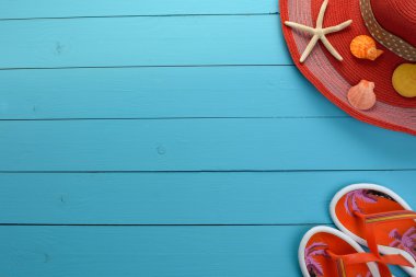 Yaz deniz aksesuarları - bir şapka, güneş gözlüğü, Ayakkabı, kabukları ve ahşap mavi bir arka plan üzerinde yıldız