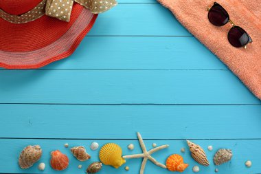 Yaz deniz aksesuarları - bir şapka, güneş gözlüğü, Ayakkabı, kabukları ve ahşap mavi bir arka plan üzerinde yıldız