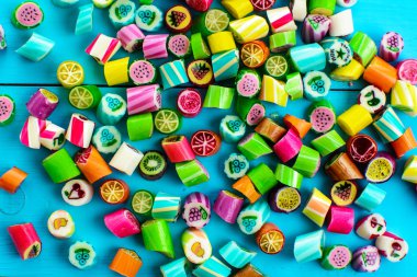 Mavi bir arka plan üzerinde meyve şeker