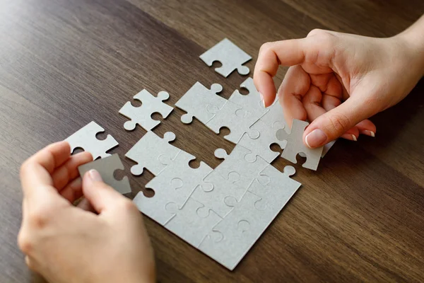 Image de femme d'affaires reliant des éléments de puzzle blanc — Photo