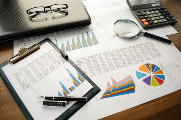 Financiële papier tabellen, grafieken en diagrammen — Stockfoto