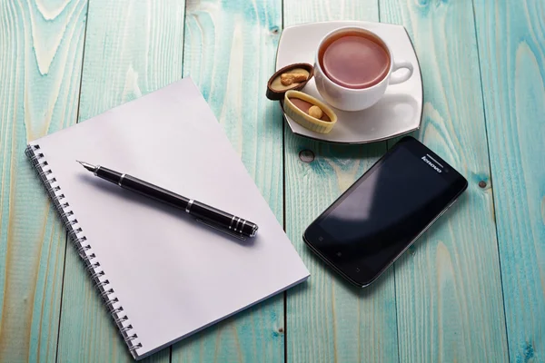 Pausa para café. Xícara de café com livro de notas . — Fotografia de Stock