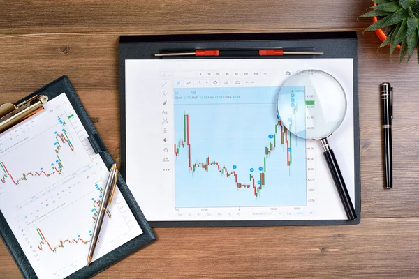 Pénzügyi kimutatások és grafikonok az asztalon. — Stock Fotó