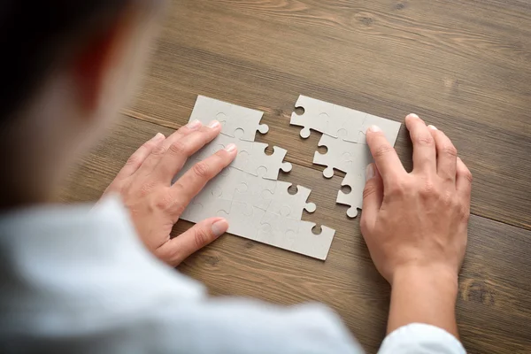 Image de femme d'affaires reliant des éléments de puzzle blanc — Photo