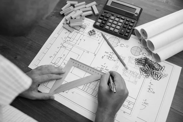 Arkitekten arbetsplats - arkitektoniska projekt, ritningar, linjal. Konstruktion koncept. Tekniska verktyg. — Stockfoto