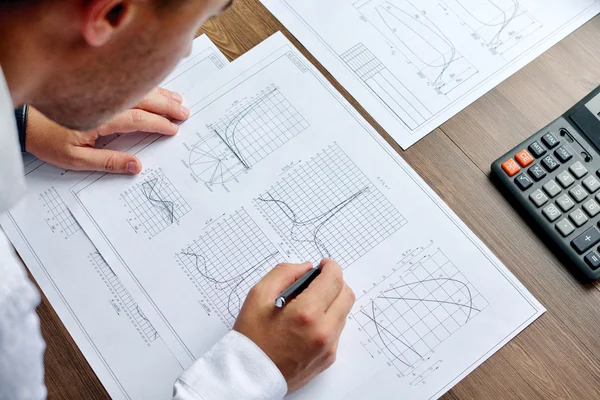 Análisis de negocio - calculadora, hoja, gráficos (informe de negocios) y mano de analista, vista superior — Foto de Stock