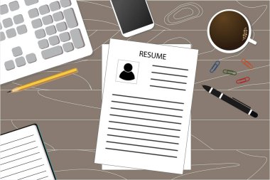 Özgeçmiş, belgeler, kalem, not defteri, ofisteki masaüstünde bilgisayar. Personel seçimi ve aranması