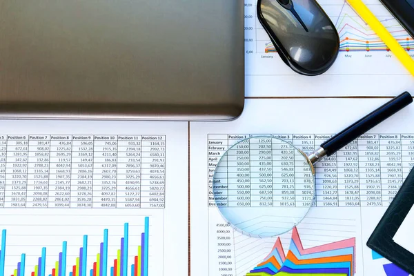 Documenti Finanziari Grafica Statistiche Disegni Tastiera Laptop Lente Ingrandimento Ufficio — Foto Stock