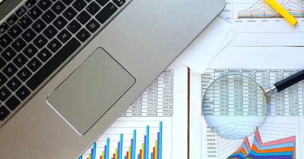 財務文書 オフィスのグラフィック キーボード ラップトップ 拡大鏡 ビジネス 長時間の仕事 — ストック写真