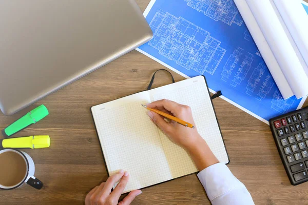 Mano Femenina Camisa Escribe Cuaderno Cuero Computadora Taza Café Gráficos — Foto de Stock