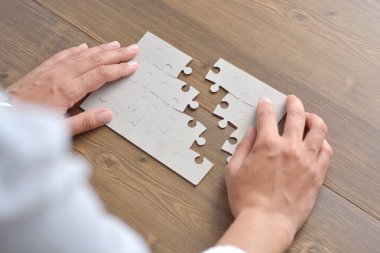 Beyaz bulmacanın elemanlarını birleştiren iş kadını resmi
