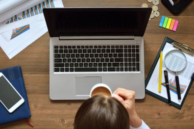 Finansal veriler analiz ediliyor ve bilgisayara güveniliyor. Bir bilgisayarın klavyesinde çalışan erkek eller. Elinde bir fincan kahveyle ara ver.