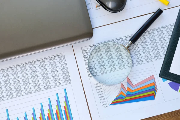 Documenti Finanziari Grafica Statistiche Disegni Tastiera Laptop Lente Ingrandimento Ufficio — Foto Stock
