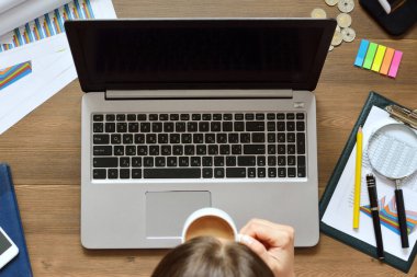 Finansal veriler analiz ediliyor ve bilgisayara güveniliyor. Bir bilgisayarın klavyesinde çalışan erkek eller. Elinde bir fincan kahveyle ara ver.