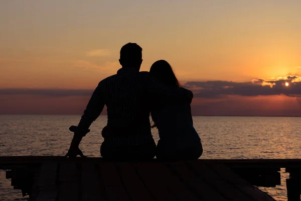 Zwei Liebende Auf Der Seebrücke Meer Silhouette Des Herzens Liebe — Stockfoto