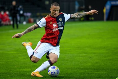 İtalyan futbol takımı Serie A 'nın 2020 / 2021 sezonundaki aksiyon portresi olan Radja Nainggolan (Cagliari), İtalya' nın Udine şehrinde bulunan Dacia Arena Stadyumu 'nda (Arşivler) 2020 / 2021 sezonunda çekildi.