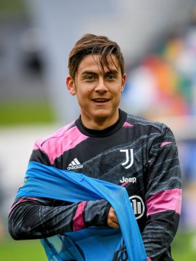 Paulo Dybala (Juventus) İtalya futbol takımı Serie A 'nın 2020 / 2021 sezonunda İtalya' nın Udine kentinde bulunan Dacia Arena Stadyumu 'nda oynanan Juventus FC maçının ısınma turu sırasında portresi.