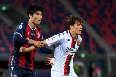 Takehiro Tomiyasu (Bologna) İtalya Serie A maçında Eldor Shomurodov (Cenova) tarafından 12 Mayıs 2021 'de İtalya' nın Bologna kentindeki Renato Dall & # 39; Ara Stadyumu 'nda Genoa CFC maçında engellendi.
