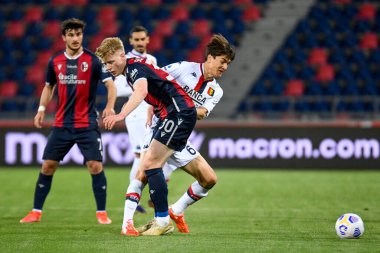 Jerdy Schouten (Bologna) İtalyan futbolu Serie A maçında Eldor Shomurodov (Genoa) tarafından, Renato Dall & # 39; Ara Stadyumu 'nda oynanan Bologna FC maçında engellendi.