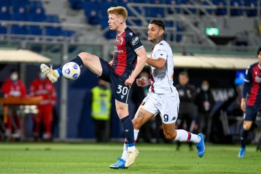 Jerdy Schouten (Bologna) İtalya futbolu Serie A maçında Gianluca Scamacca 'ya (Genoa) karşı Renato Dall & # 39; Ara Stadyumu' nda Bologna FC - 12 Mayıs 2021 - Fotoğraf: Ettore Griffoni
