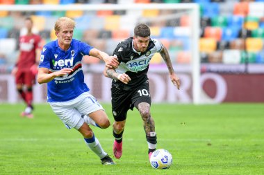 Rodrigo De Paul (Udinese) İtalya Serie A maçında Morten Thorsby (Sampdoria) tarafından engellenen topu Friuli 'de Udinese Calcio' ya karşı UC Sampdoria - Dacia Arena Stadyumu 'nda 16 Mayıs 2021 - Fotoğraf: Ettore Griffoni