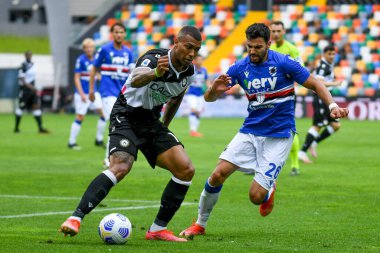 Silva Souza Walace (Udinese) İtalya 'nın Udine şehrinde oynanan Udinese Calcio-UC Sampdoria maçında Mehdi Leris (Sampdoria) ile mücadele ederken, 16 Mayıs 2021 - Fotoğraf: Ettore Griffoni