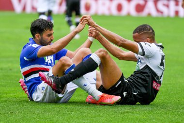 Mehdi Leris (Sampdoria) ve Rodrigo Becao (Udinese) İtalyan futbol takımı Serie A maçında Udinese Calcio, UC Sampdoria 'ya karşı Friuli - Dacia Arena Stadyumu, Udine, İtalya, 16 Mayıs 2021 - Fotoğraf: Ettore Griffoni