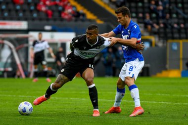 Silva Souza Walace (Udinese) İtalyan futbolu Serie A maçında Valerio Verre 'ye (Sampdoria) karşı Friuli' de Udinese Calcio 'ya karşı UC Sampdoria - Dacia Arena Stadyumu, Udine, İtalya, 16 Mayıs 2021 - Fotoğraf: Ettore Griffoni