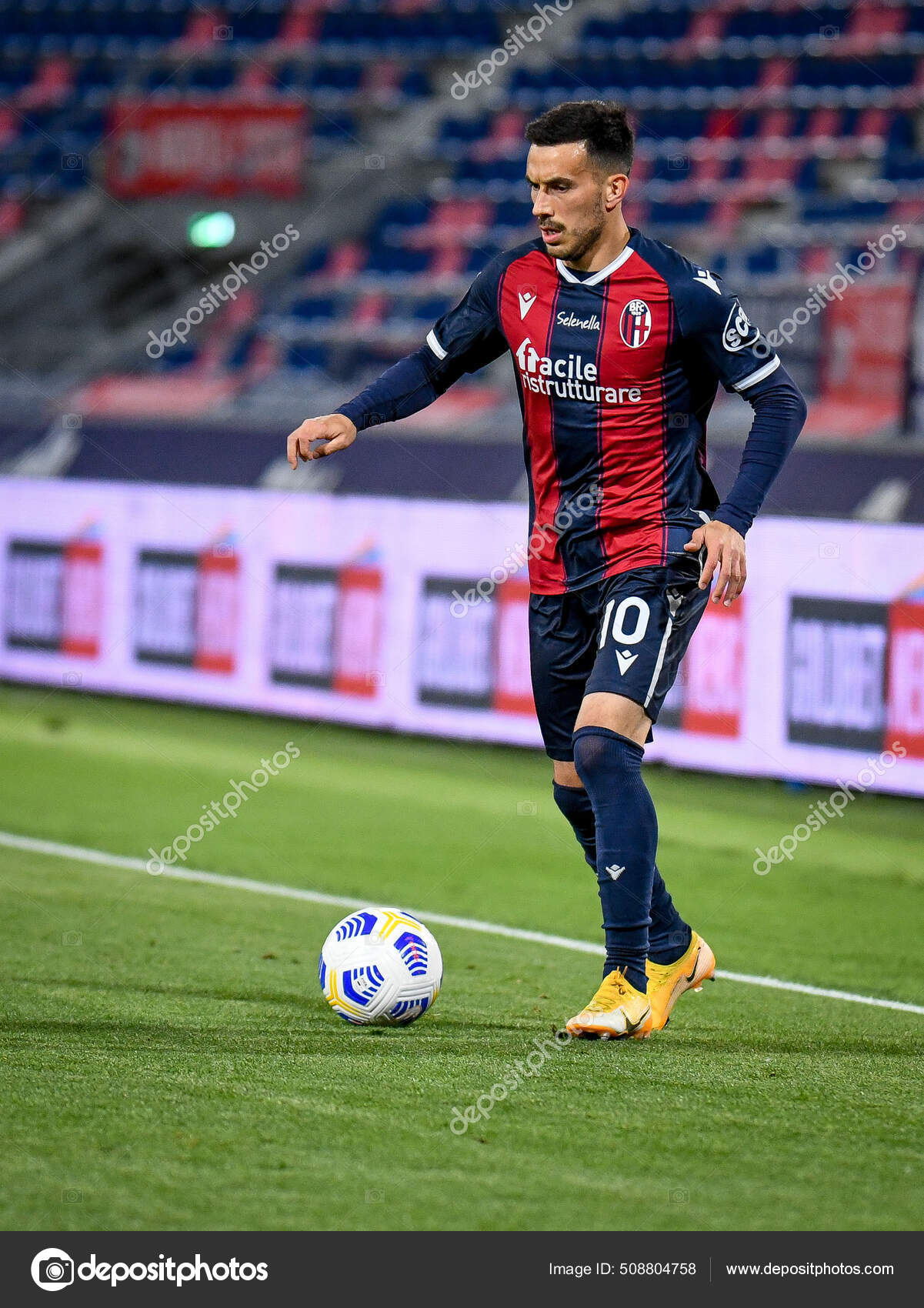 ニコラ サンソン ボローニャ イタリアサッカーセリエa試合中の肖像ボローニャfcシーズン 21 Archives でrenato Dall Ara Stadium ストックエディトリアル用写真 C Ettore Griffoni