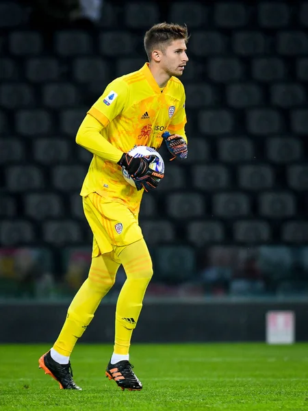 Guglielmo Vicario (Cagliari) İtalyan futbol takımı Serie A 'nın 2020 / 2021 sezonunda Udine, İtalya' daki Dacia Arena Stadyumu 'nda oynanan aksiyon portresi.