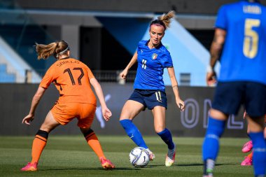 İtalya 'dan Barbara Bonansea (Juventus), Hollanda' dan Katja Snoeijs (Bordeaux) ile oynadığı dostluk maçı sırasında, 2021 - İtalya 'nın Ferrara kentindeki Paolo Mazza Stadyumu' nda İtalyan Kadınlar - 10 Haziran 2021 - Fotoğraf: Ett