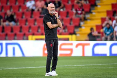 Stafano Pioli (Teknik Direktör AC Milan), İtalya 'nın Trieste kentindeki Nereo Rocco Stadyumu' nda oynanan AC Milan-Panathinaikos FC karşılaşmasında ısınma hareketleri yaptı.