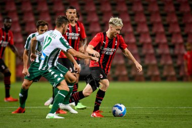Alexis Saelemaekers (Milan), İtalya 'nın Trieste kentindeki Nereo Rocco stadyumunda oynanan dost futbol karşılaşmasında Alexandros Robi (Panathinaikos) ve Jose Mauricio (Panathinaikos) tarafından engellendi.