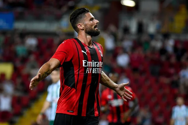 Olivier Giroud (Milan), İtalya 'nın Trieste kentindeki Nereo Rocco Stadyumu' nda oynanan AC Milan-Panathinaikos FC maçında attığı golü kutluyor.