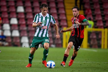 Jose Mauricio (Panathinaikos), İtalya 'nın Trieste kentindeki Nereo Rocco Stadyumu' nda oynanan dostluk maçında Davide Calabria 'ya (Milan) karşı oynuyordu.