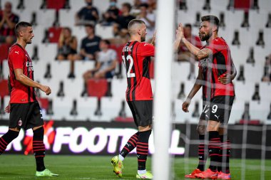 Olivier Giroud (Milan), İtalya 'nın Trieste kentindeki Nereo Rocco Stadyumu' nda oynanan AC Milan-Panathinaikos maçında Rafael Leao (Milan) ve Ante Rebiç (Milan) ile oynadığı 2-0 'lık golü kutluyor.