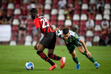 Fikayo Tomori (Milan), İtalya 'nın Trieste kentindeki Nereo Rocco stadyumunda oynanan dost futbol karşılaşmasında Sotiris Alexandropoulos (Panathinaikos) tarafından engellendi.