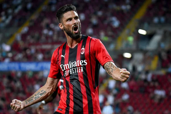 Olivier Giroud (Milan), İtalya 'nın Trieste kentindeki Nereo Rocco Stadyumu' nda oynanan AC Milan-Panathinaikos FC maçında attığı golü kutluyor.