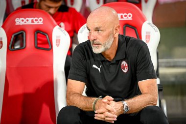 Stafano Pioli (Teknik Direktör AC Milan), İtalya 'nın Trieste kentindeki Nereo Rocco Stadyumu' nda oynanan AC Milan-Panathinaikos FC maçında yedek kulübesinde.