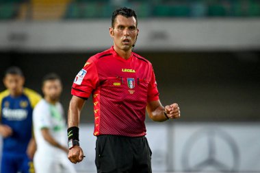 İtalyan futbol takımı Serie A maçında hakem Manuel Volpi, 21 Ağustos 2021 'de İtalya' nın Verona kentindeki Marcantonio Bentegodi Stadyumu 'nda Hellas Verona FC' ye karşı ABD Sassuolo maçına çıktı.