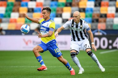 Paulo Dybala (Juventus) İtalya futbol takımı Serie A maçında Bram Nuytinck 'e (Udinese) karşı Friuli' de Udinese Calcio ile Juventus FC - Dacia Arena stadyumu, Udine, İtalya, 22 Ağustos 2021 - Fotoğraf: Ettore Griffoni